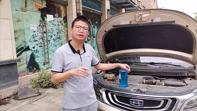 這才是正確加玻璃水的方法，老司機(jī)實(shí)操演示，小心加錯(cuò)車子要大修