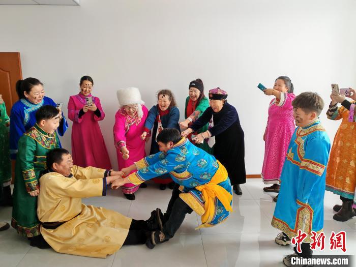 中國達(dá)斡爾族“抹黑”迎新