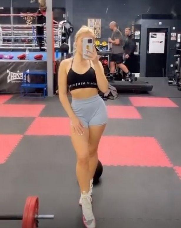 英國(guó)美女網(wǎng)紅一言不合上擂臺(tái)，將拳擊比賽一決勝負(fù)，發(fā)布會(huì)上互毆