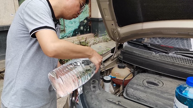 這才是正確加玻璃水的方法，老司機(jī)實(shí)操演示，小心加錯(cuò)車子要大修