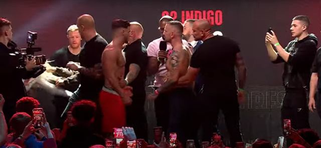 英國(guó)美女網(wǎng)紅一言不合上擂臺(tái)，將拳擊比賽一決勝負(fù)，發(fā)布會(huì)上互毆