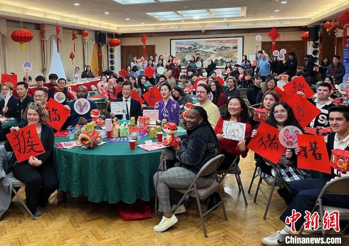 美國年輕人走進(jìn)中國駐洛杉磯總領(lǐng)館：“感知中國—慶元宵”