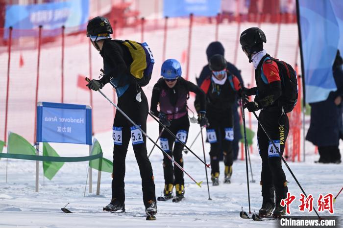 （哈爾濱亞冬會）牧民的孩子從山區(qū)滑向亞洲之巔