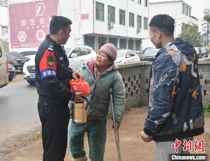 基層民警“送菜”記：一場(chǎng)600多天的愛心接力