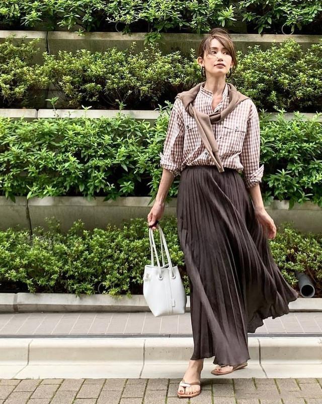 這些日本主婦真有品位，穿裙不露膝蓋、不配絲襪，優(yōu)雅到骨子里