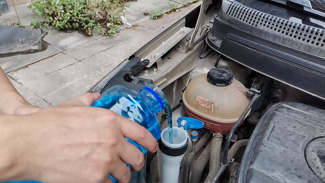 這才是正確加玻璃水的方法，老司機(jī)實(shí)操演示，小心加錯(cuò)車子要大修