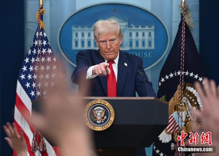 當(dāng)?shù)貢r間1月30日，華盛頓，美國總統(tǒng)特朗普在白宮舉行記者會，通報1月29日華盛頓撞機(jī)事故情況。他說，這起客機(jī)與軍用直升機(jī)相撞事故無人生還。 中新社記者 陳孟統(tǒng) 攝