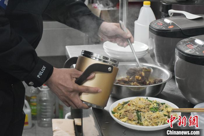 基層民警“送菜”記：一場(chǎng)600多天的愛心接力