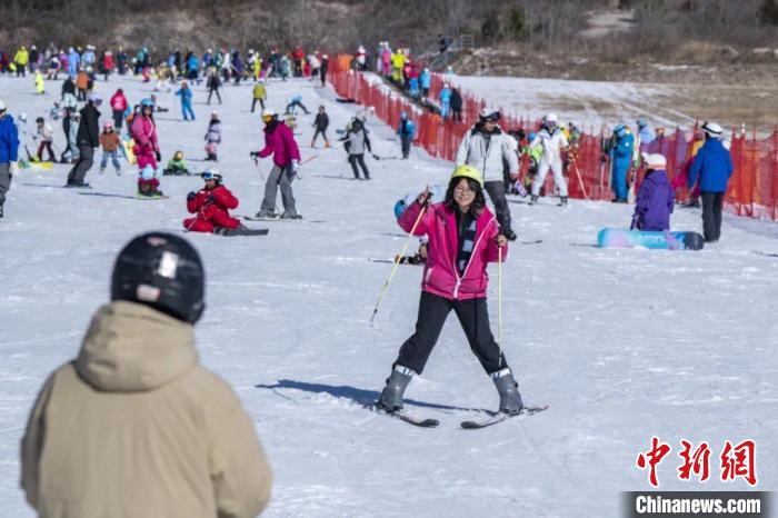 冬奧場館賦能 北京“冷冰雪”燒旺“熱經(jīng)濟”