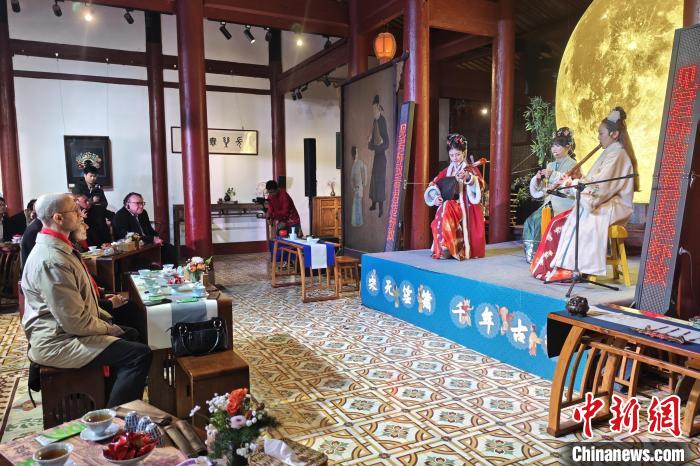 六國(guó)總領(lǐng)事走進(jìn)福建泉州共度元宵佳節(jié)