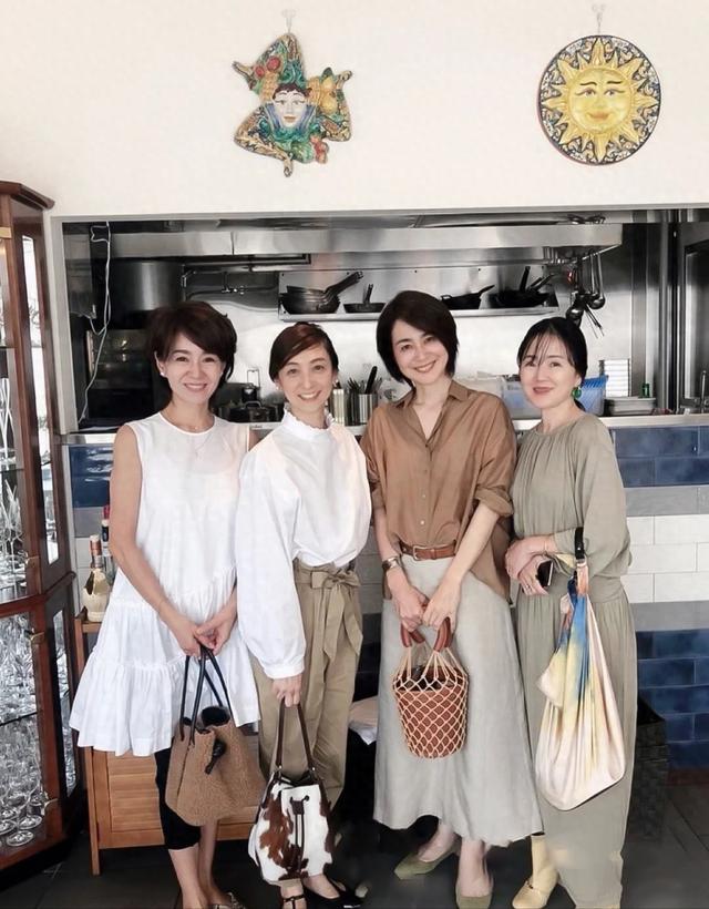 這些日本主婦真有品位，穿裙不露膝蓋、不配絲襪，優(yōu)雅到骨子里