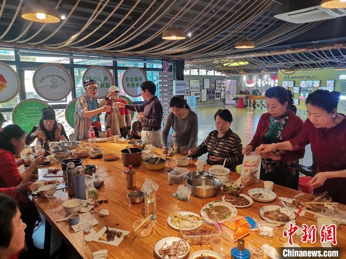 一座“候鳥城市”的蛇年新春-“銀發(fā)族”樂享南北文化交融