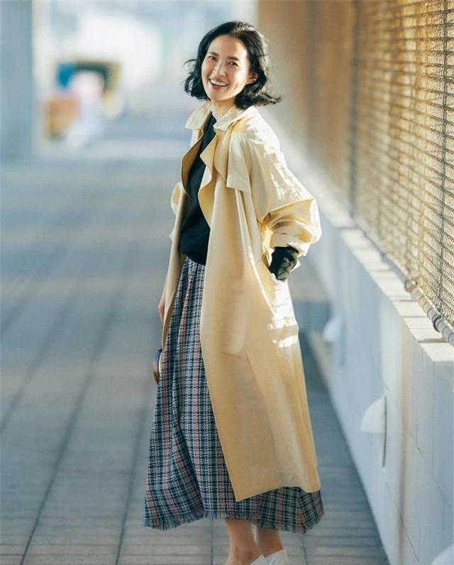 這些日本主婦真有品位，穿裙不露膝蓋、不配絲襪，優(yōu)雅到骨子里