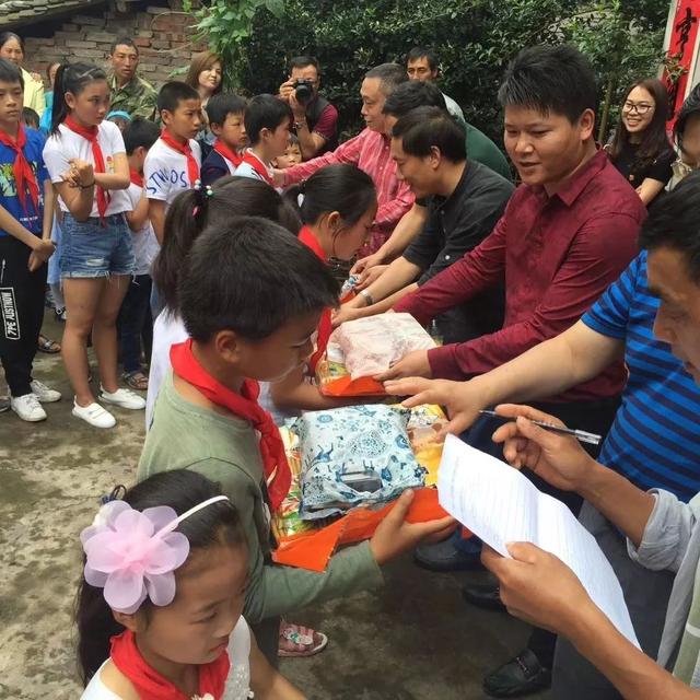 南充小伙為宜賓做了6件事讓百萬人感動，他現(xiàn)在回到家鄉(xiāng)要接著干…