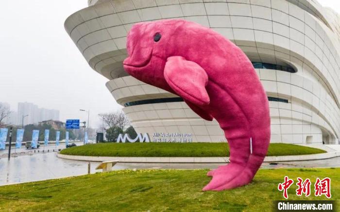 “大黃鴨之父”新作《粉色江豚》長沙揭幕