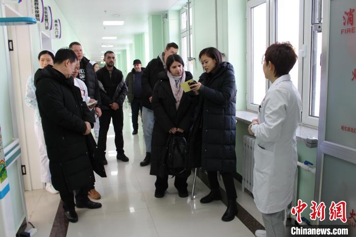 （新春走基層）俄羅斯游客組團(tuán)赴同江體驗(yàn)中醫(yī)康養(yǎng)