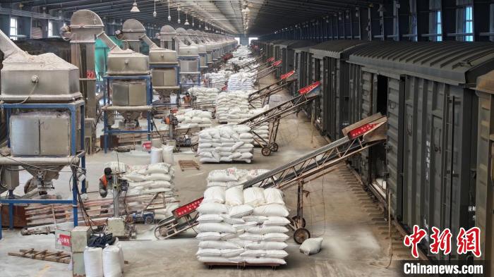 東三省春耕工作陸續(xù)開始 滿洲里鐵路口岸春耕物資“綠燈”通行