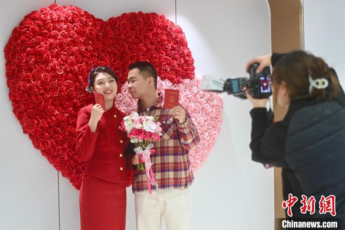 “領(lǐng)證跟拍”記錄愛情 中國(guó)年輕人帶熱“儀式感消費(fèi)”