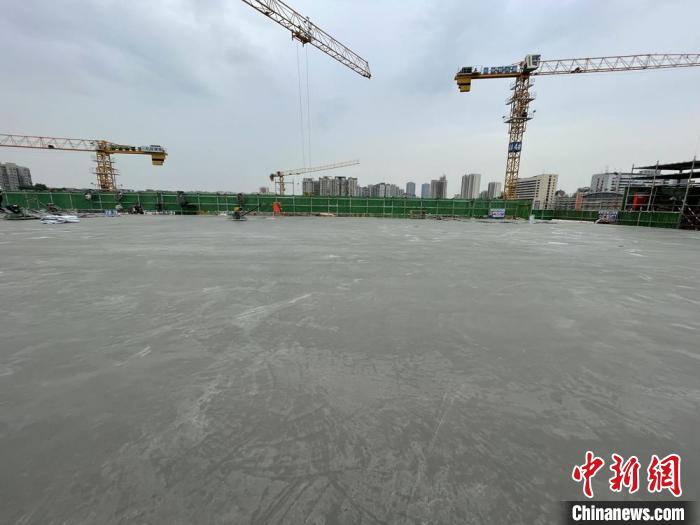 成都車(chē)站擴(kuò)能改造工程高架廣場(chǎng)首塊蓋板完成澆筑