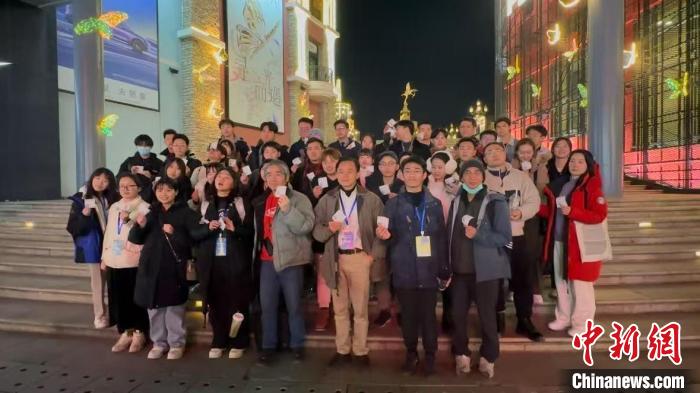 臺(tái)灣“大九學(xué)堂”青年學(xué)子觀看《哪吒之魔童鬧?！? />2月13日晚，“大九學(xué)堂”青年學(xué)子在位于北京藍(lán)色港灣的電影院，準(zhǔn)備觀看動(dòng)畫電影《哪吒之魔童鬧?！贰＠畎偌?攝　　李訓(xùn)祎接受中新社采訪時(shí)表示，《哪吒2》在臺(tái)灣未映先熱，海報(bào)、預(yù)告片在網(wǎng)絡(luò)上熱傳。此次有機(jī)會(huì)在影院觀看這部影片，他感到既激動(dòng)又新奇。</p>
<p>觀影時(shí)，“大九學(xué)堂”青年學(xué)子全神貫注，不時(shí)隨著劇情感慨、歡笑或落淚。步出影院時(shí)，不少青年學(xué)子眼眶仍通紅。</p>
<p>“看到殷夫人在天元鼎內(nèi)被煉化成丹的時(shí)候，真的忍不住要哭?！迸_(tái)灣青年柯伊庭說，影片中哪吒遠(yuǎn)行、父母殷切囑托等畫面，都讓她感同身受。</p>
<p>哪個(gè)鏡頭最震撼？臺(tái)灣青年林譯宏說，天元鼎內(nèi)，敖丙與哪吒攜手，在東海龍族和海底妖獸的助力下破鼎這一幕，包含眾多燃點(diǎn)、淚點(diǎn)，讓他“感性地哭了兩次”。才走出影院，他便已經(jīng)打起了《哪吒3》的主意，“若有機(jī)會(huì)，我一定要進(jìn)電影院再看一次?！?/p>
<p>對(duì)于《哪吒2》為何如此火爆，學(xué)生們各抒己見。有人認(rèn)為是哪吒反抗命運(yùn)的精神引起大家共鳴，有人覺得是精彩的劇情和前沿的動(dòng)畫制作技術(shù)讓影片出圈。而臺(tái)灣青年潘科伸認(rèn)為，是由于影片“借神仙之事，講凡人感情”。</p>
<p>潘科伸表示，哪吒作為能夠引起兩岸共鳴的文化IP，源自中華傳統(tǒng)文化。哪吒和敖丙能攜手打破命運(yùn)桎梏，兩岸青年也是如此，“我們要秉持?jǐn)y手共進(jìn)的心態(tài)?！?/p>
<p>返程車上，大家對(duì)于《哪吒2》的討論仍未停止。臺(tái)灣青年羅晨之說，“希望能和我的臺(tái)灣朋友們一起進(jìn)電影院，再看一遍。”(完)</p>
					</div>
					<div   id=