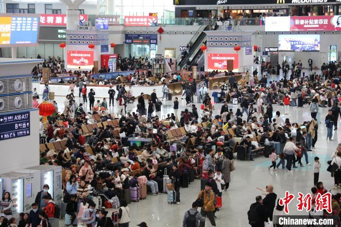 新一輪返程高峰來臨 廣鐵14日到達(dá)旅客逾209萬(wàn)人次