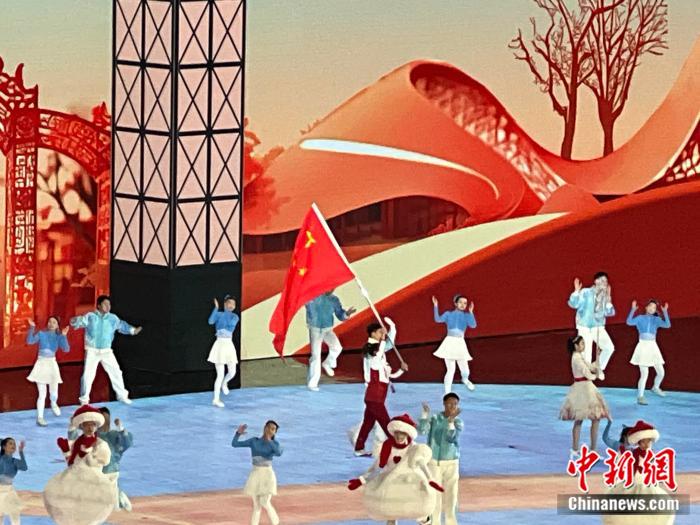 亞冬會閉幕式徐夢桃高舉國旗入場