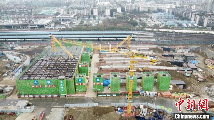 成都車(chē)站擴(kuò)能改造工程高架廣場(chǎng)首塊蓋板完成澆筑