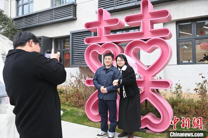 “領(lǐng)證跟拍”記錄愛情 中國(guó)年輕人帶熱“儀式感消費(fèi)”