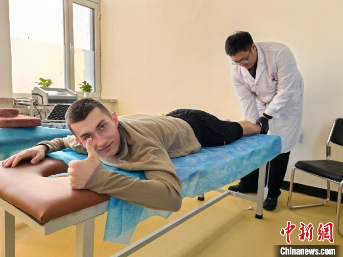 （新春走基層）俄羅斯游客組團(tuán)赴同江體驗(yàn)中醫(yī)康養(yǎng)