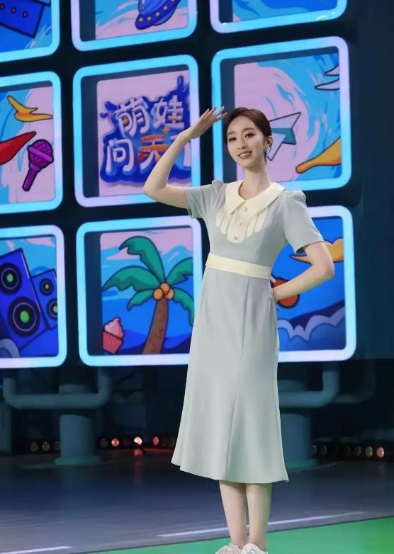 央視新晉美女主持人，嬌小玲瓏，清純可愛，美若天仙