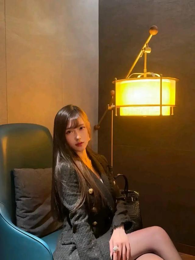 美女主播腐團(tuán)兒，黑絲美腿，盡顯身材，高冷御姐！