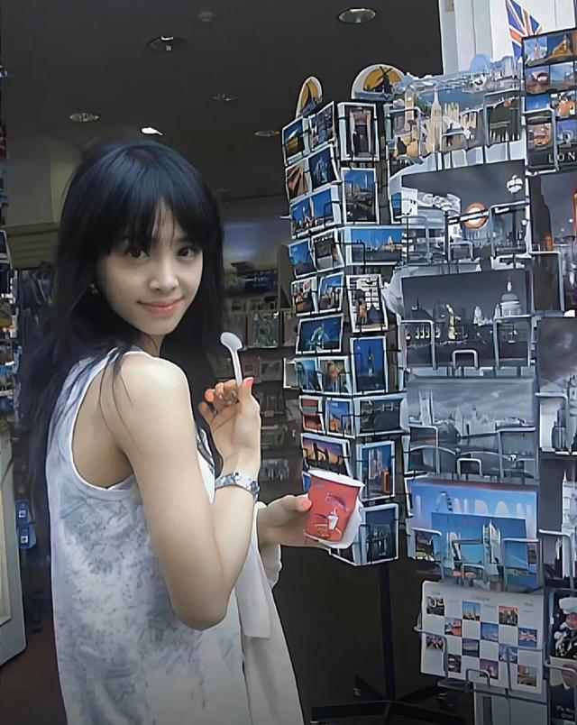 蔡依林露臍包臀泳衣秀長(zhǎng)腿 1米5身高 比例似1米7 舞蹈生體態(tài) 挺拔優(yōu)雅