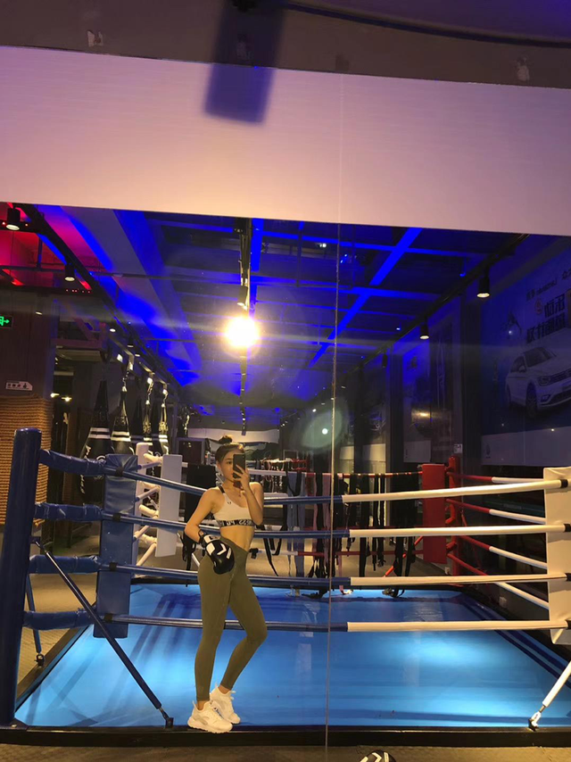 檔口換衣300余次的四季青90后美女主播，已月銷800萬，即將搬出檔口