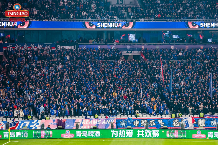 為熱愛 共上場 青島啤酒攜手中超為球迷“快樂續(xù)杯”