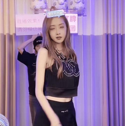 三只羊：性感美女主播卓仕琳，拌胸寫真身材勁爆，連看99次?。? onerror=