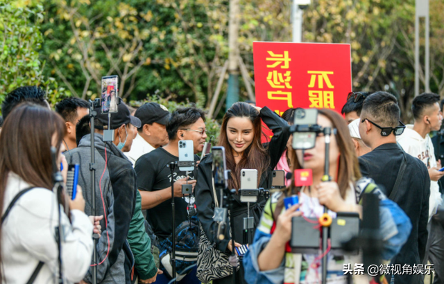 長(zhǎng)沙街頭現(xiàn)當(dāng)眾打屁股低俗直播，引發(fā)觀眾反感