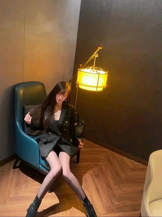 美女主播腐團(tuán)兒，黑絲美腿，盡顯身材，高冷御姐！