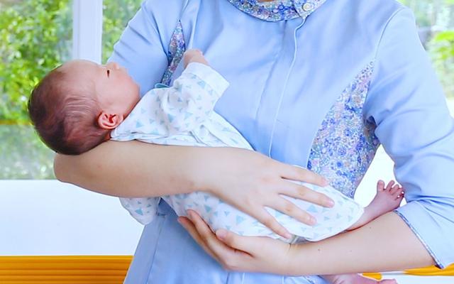 豎抱、斜抱、靠肩抱，出生不久的寶寶該怎么抱？正確抱姿學(xué)起來