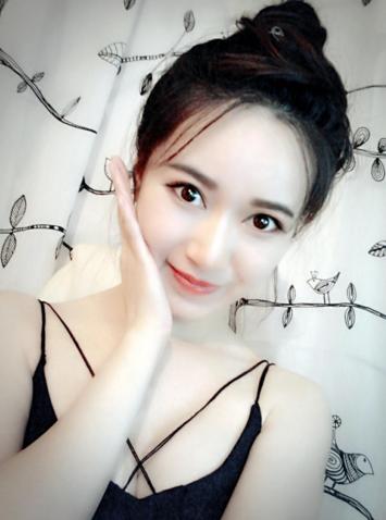 純情美女主播翻唱《終于等到你》超贊! 主要穿得太簡單！