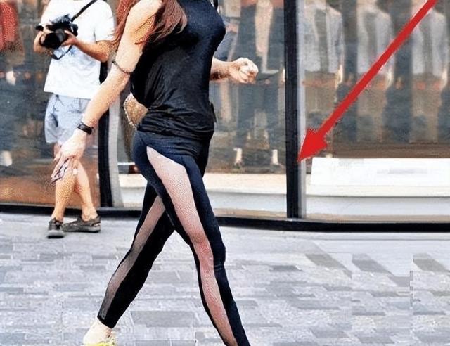 現(xiàn)在女大學生太開放, 這么隱私的東西露在外面, 男人看了都臉紅!