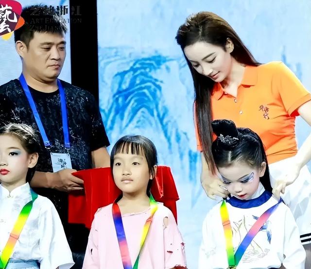 女主播直播“艷照”遭封殺！穿衣尺度惹爭議，頻道火速解約！