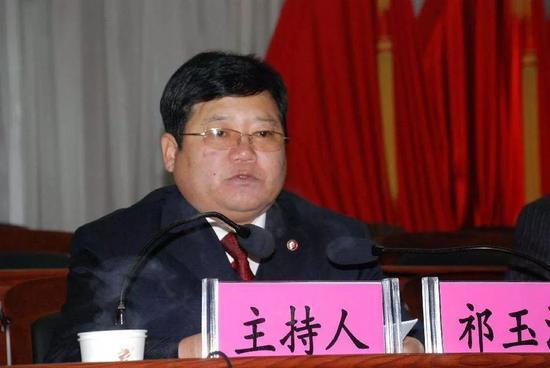 熊抱央視女主持人的“網(wǎng)紅書記”因充當(dāng)保護傘落馬