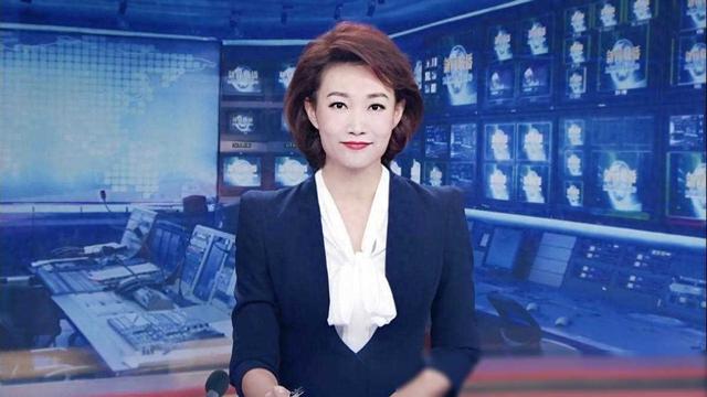 尺度驚人！阿爾巴尼亞新聞界女主播真空穿西裝，胸前內(nèi)容引發(fā)熱議