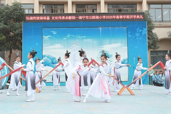 開學(xué)典禮創(chuàng)意十足 新學(xué)期元?dú)鉂M滿