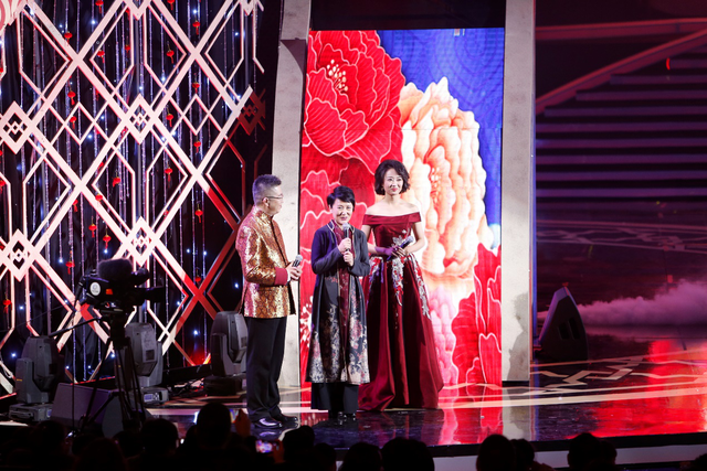 2020青島春晚袁慧婷、向東等演唱歌曲《有點(diǎn)甜》，畫面太甜蜜了