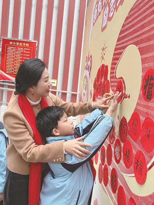 開學(xué)典禮創(chuàng)意十足 新學(xué)期元?dú)鉂M滿