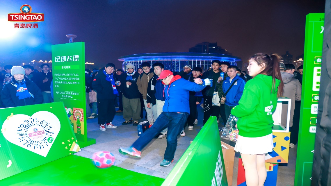 為熱愛 共上場 青島啤酒攜手中超為球迷“快樂續(xù)杯”