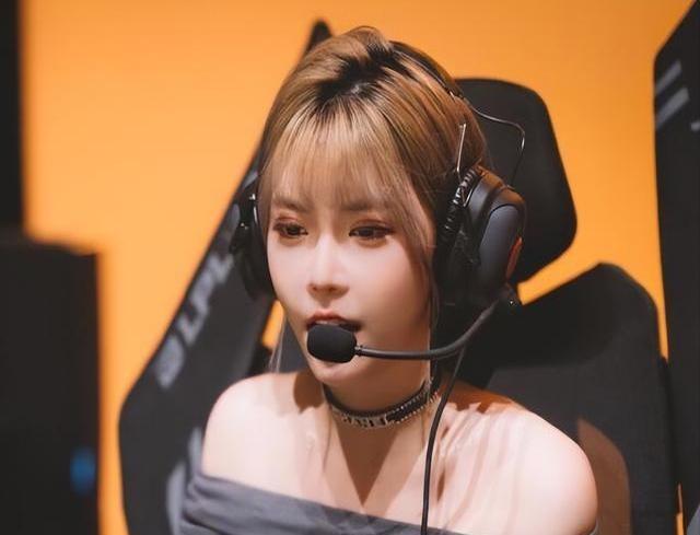 周淑怡跳槽快手直播，穿短裙跳社會搖，網(wǎng)友：精神小妹找到組織了