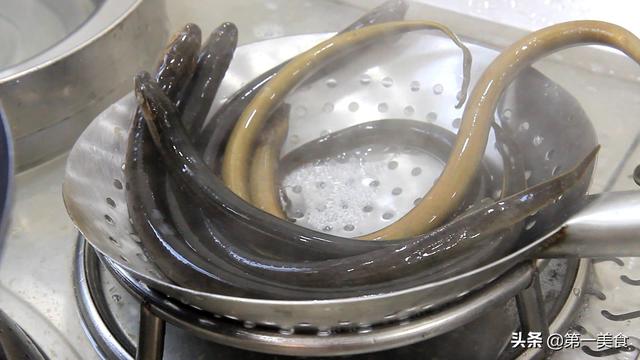 廚師長教你干煸盤龍鱔的正宗做法，色香味俱全，地道豫菜值得收藏