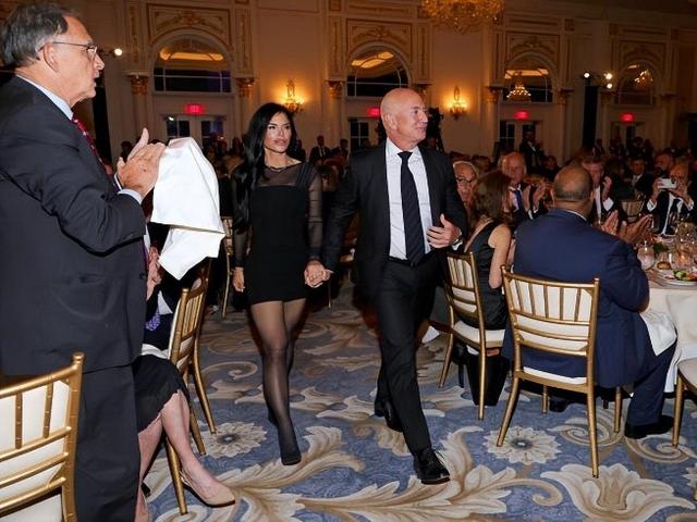 桑切斯：不愧是女主播出身，“彩虹屁”高手，哄得貝佐斯神魂顛倒